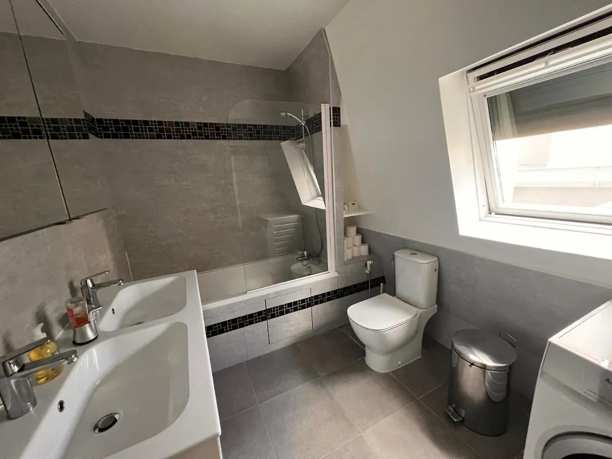 Appartement Champs-Elysees - Hala Paris Apartment